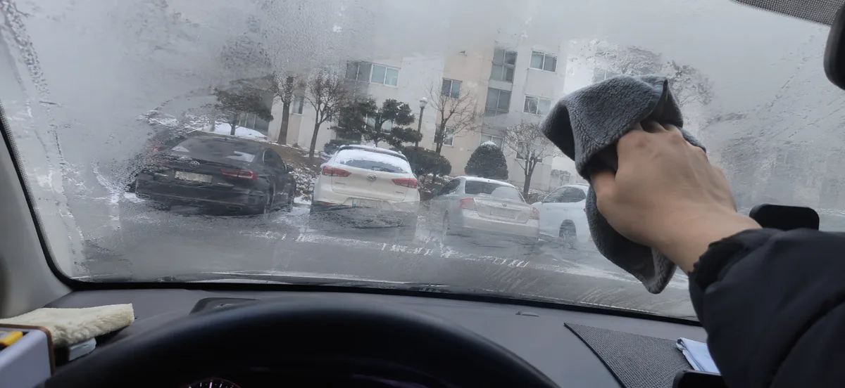 닦아도 닦아도 다시 뿌옇게 올라오는 겨울 아침 앞유리